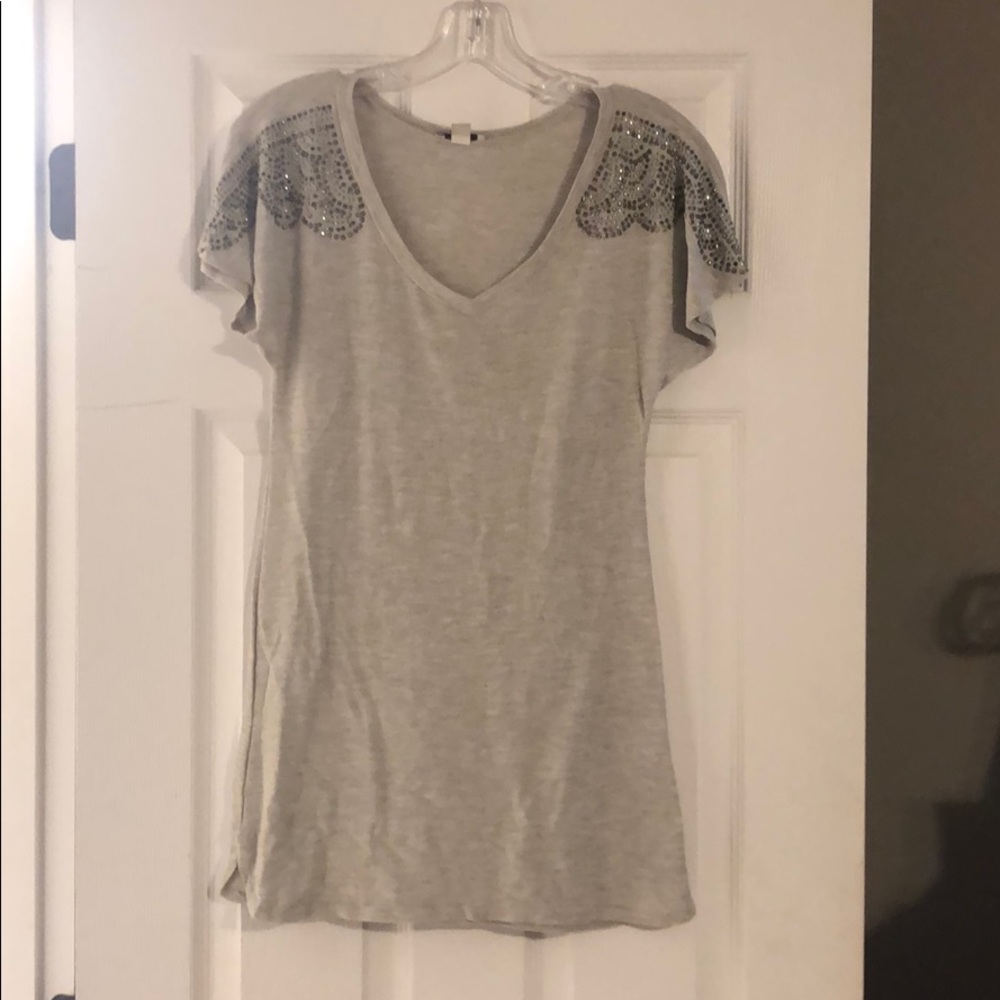 Cache gray embroidered top